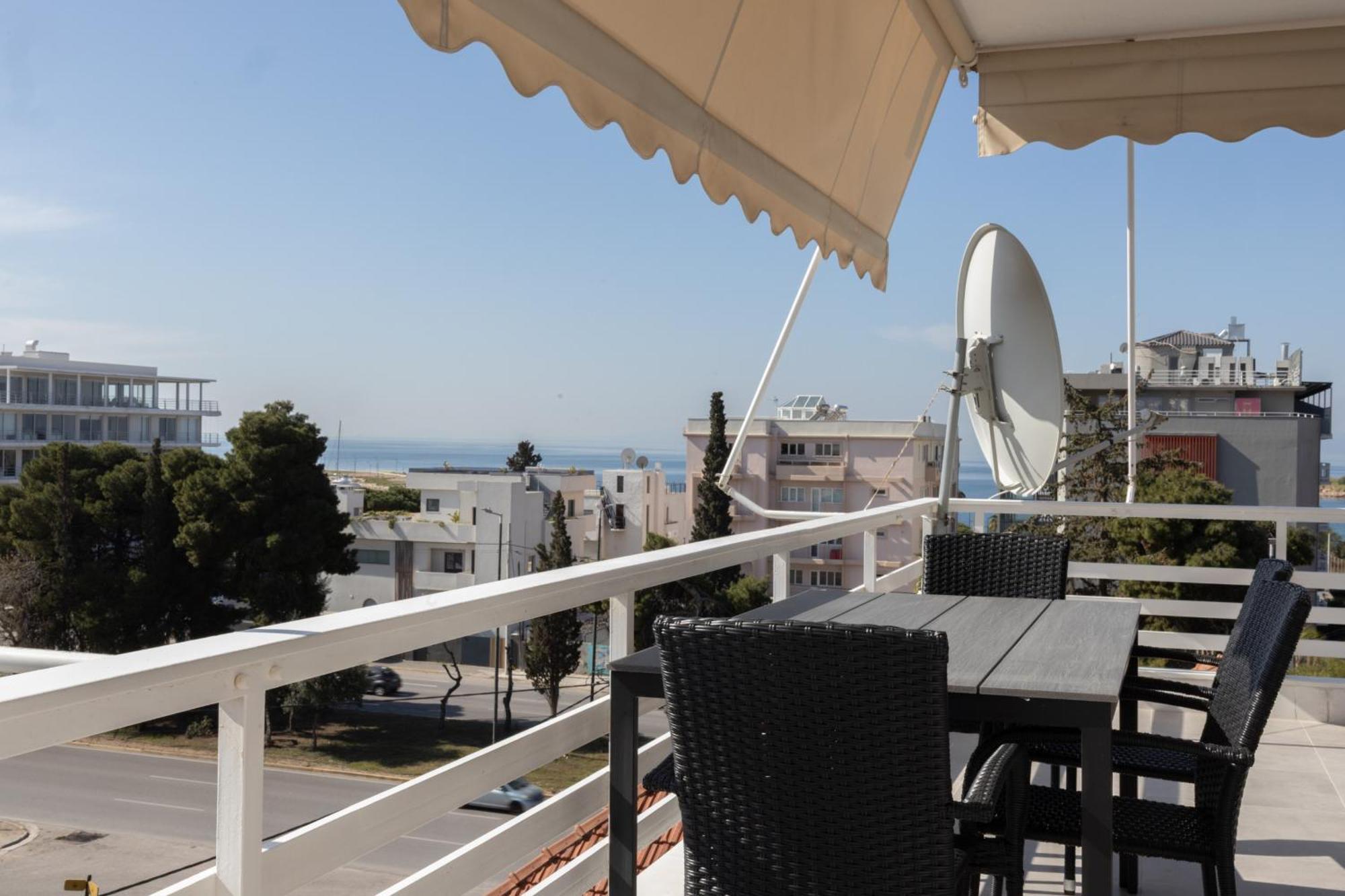 Luxurious 3-Bedroom Seaside Retreat Fully Renovated In 2025 أثينا المظهر الخارجي الصورة