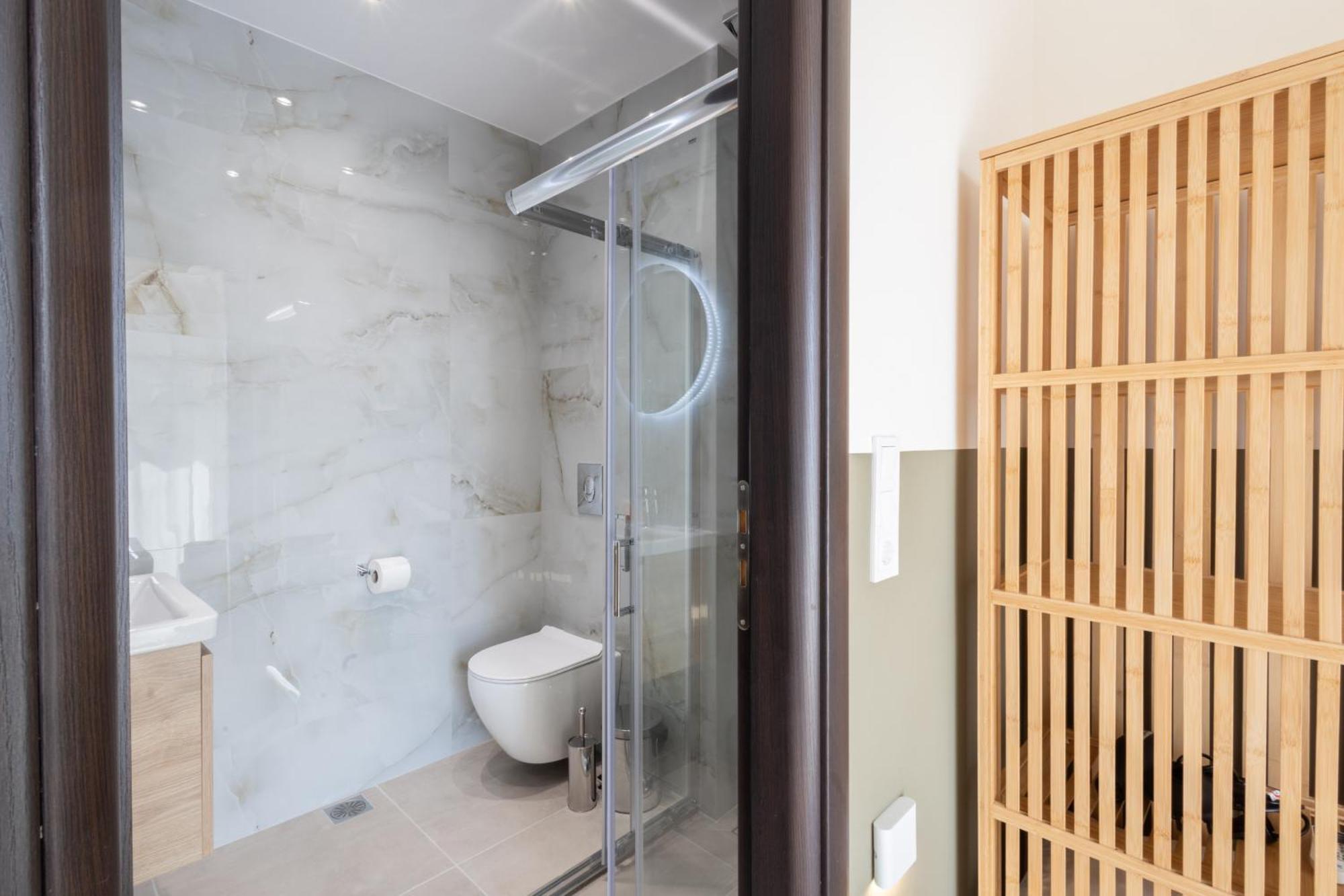 Luxurious 3-Bedroom Seaside Retreat Fully Renovated In 2025 أثينا المظهر الخارجي الصورة