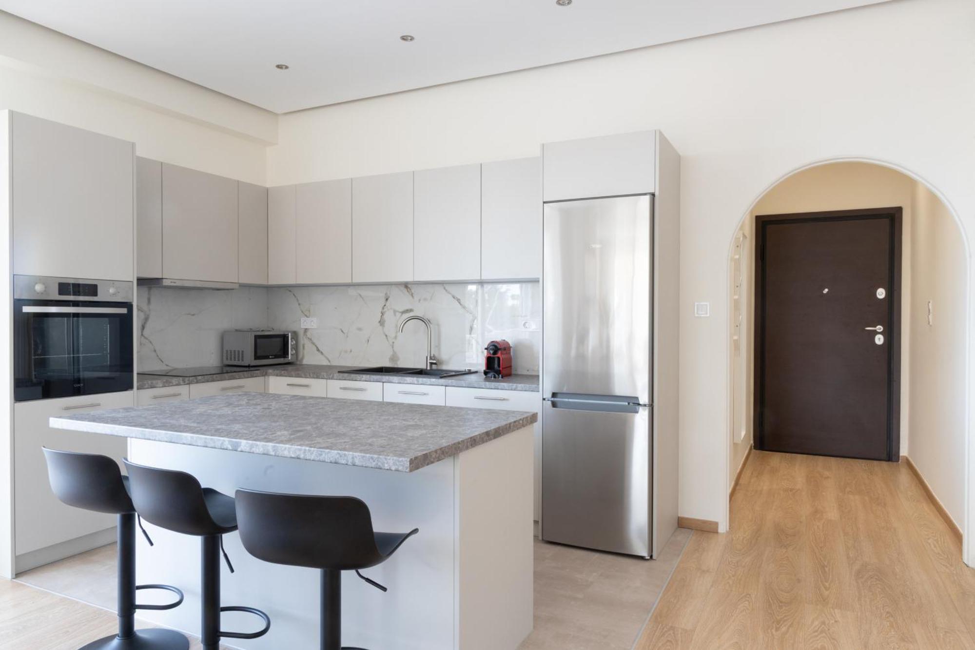 Luxurious 3-Bedroom Seaside Retreat Fully Renovated In 2025 أثينا المظهر الخارجي الصورة