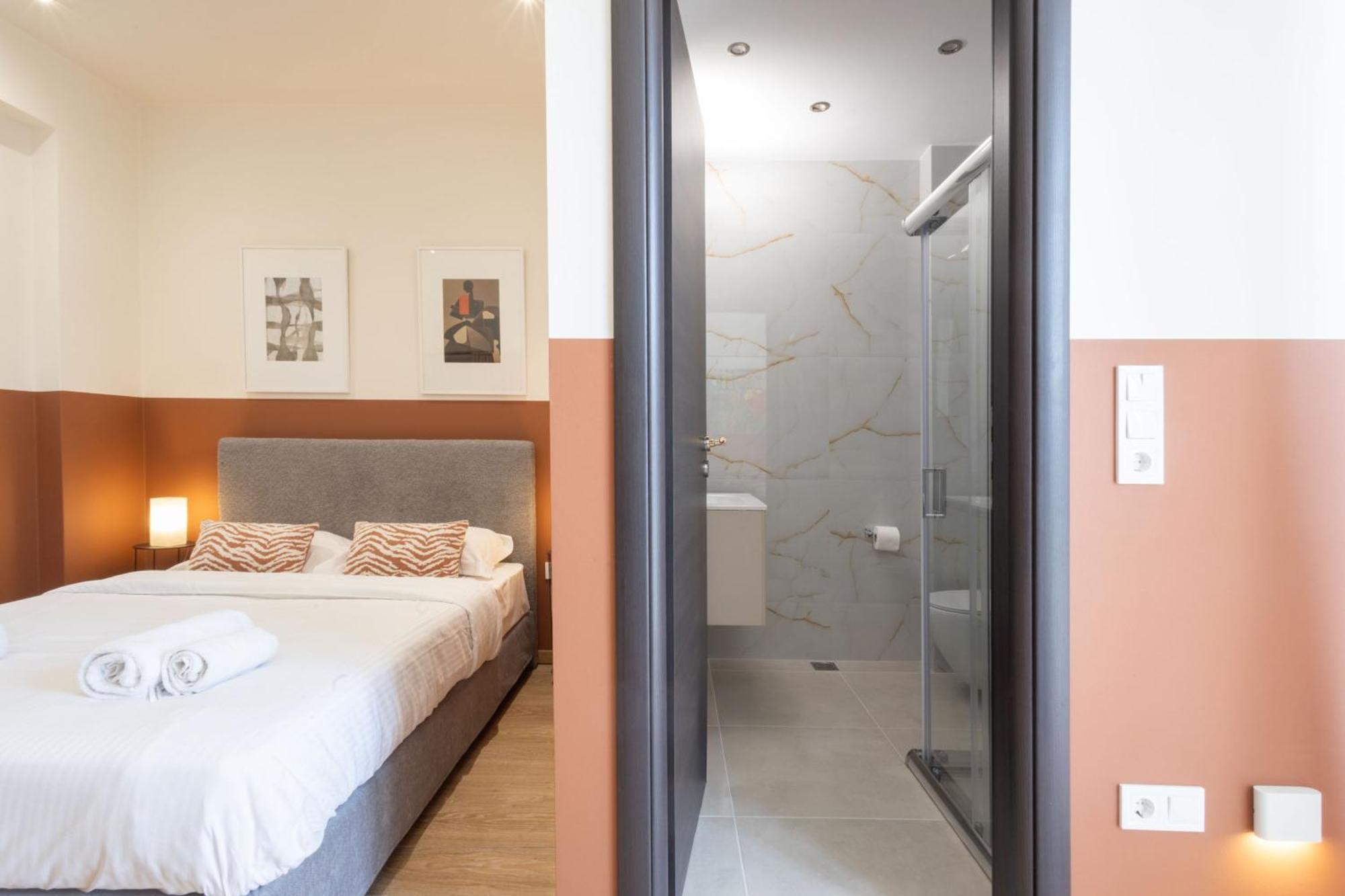 Luxurious 3-Bedroom Seaside Retreat Fully Renovated In 2025 أثينا المظهر الخارجي الصورة