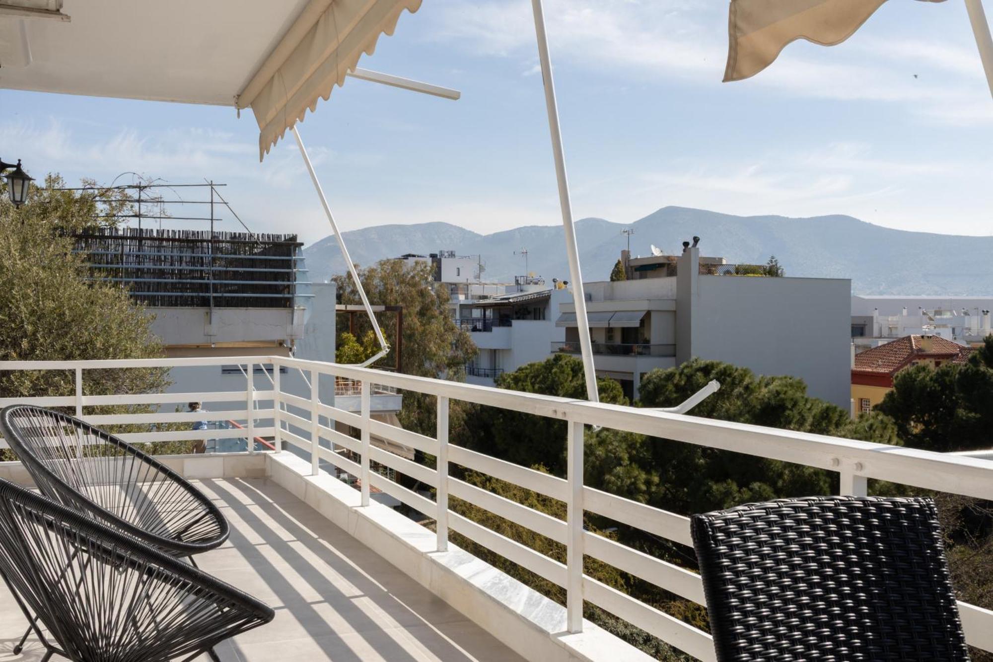 Luxurious 3-Bedroom Seaside Retreat Fully Renovated In 2025 أثينا المظهر الخارجي الصورة