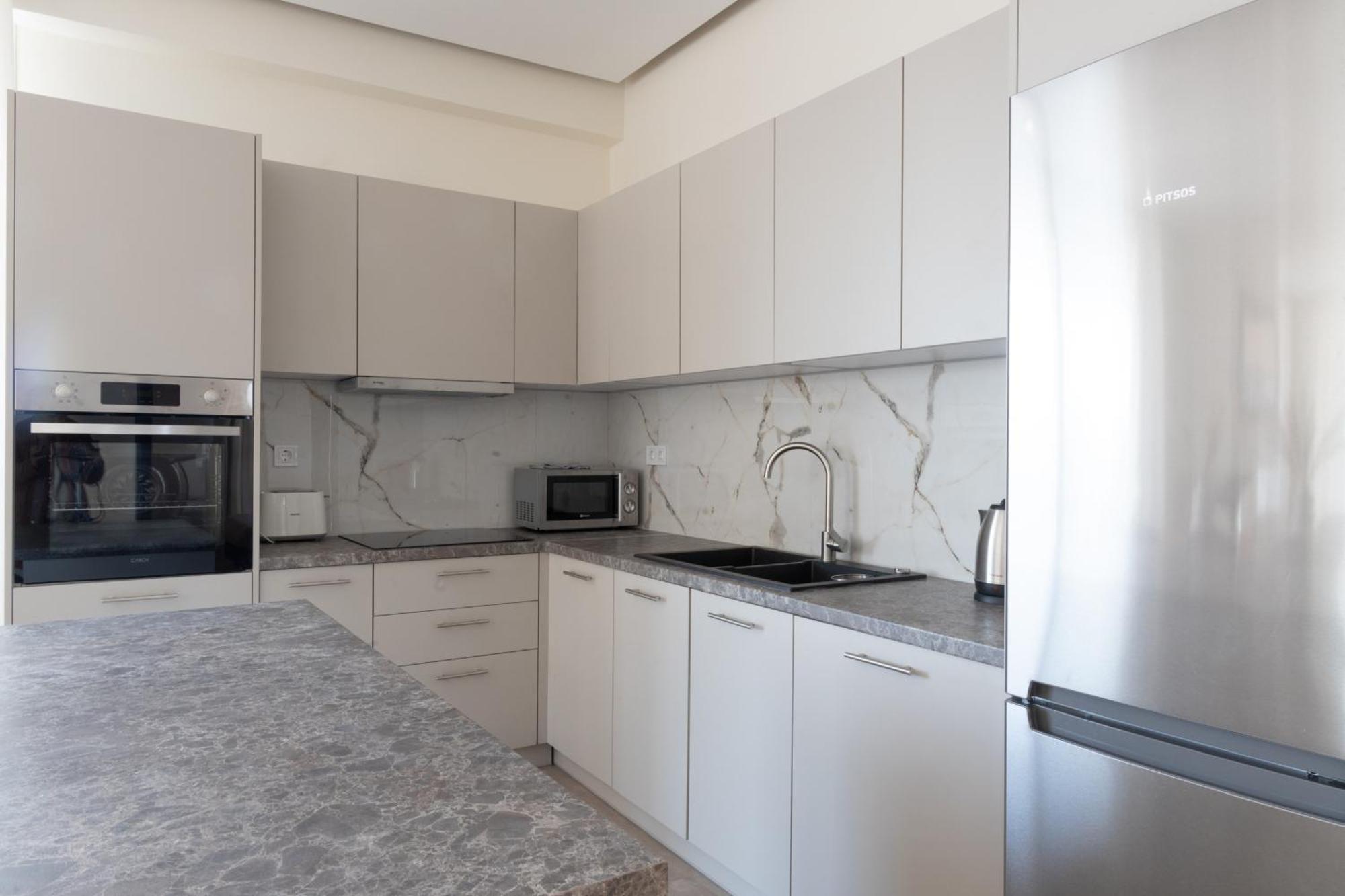Luxurious 3-Bedroom Seaside Retreat Fully Renovated In 2025 أثينا المظهر الخارجي الصورة