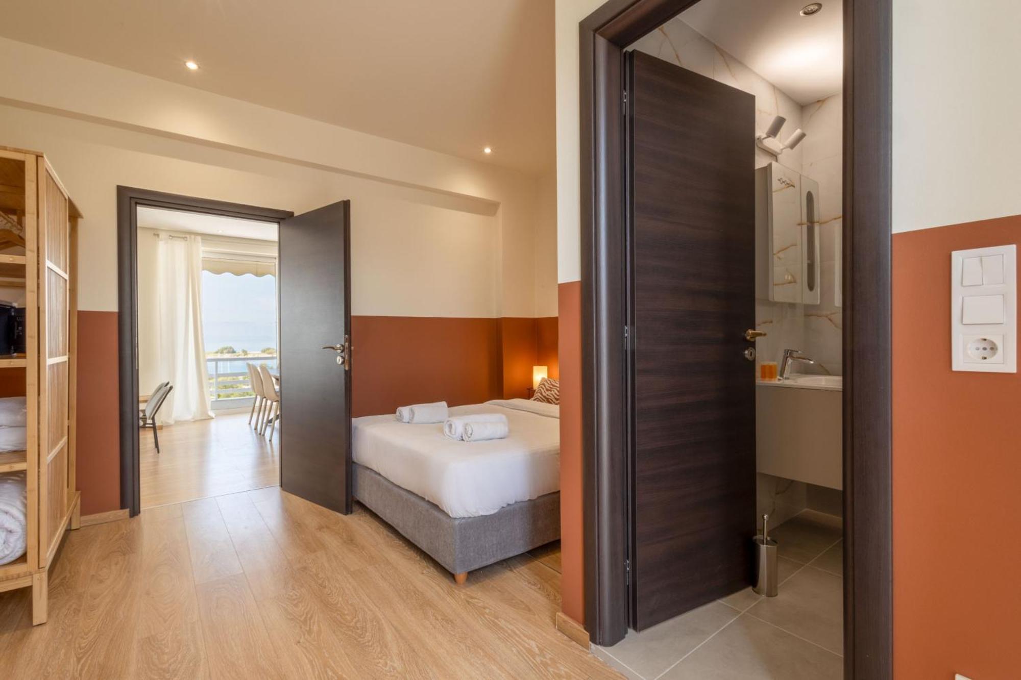 Luxurious 3-Bedroom Seaside Retreat Fully Renovated In 2025 أثينا المظهر الخارجي الصورة