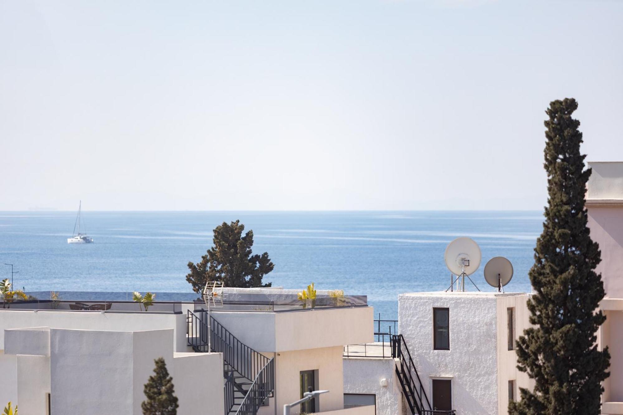 Luxurious 3-Bedroom Seaside Retreat Fully Renovated In 2025 أثينا المظهر الخارجي الصورة